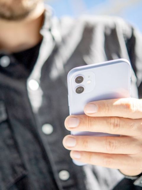 Mann mit Smartphone in der Hand