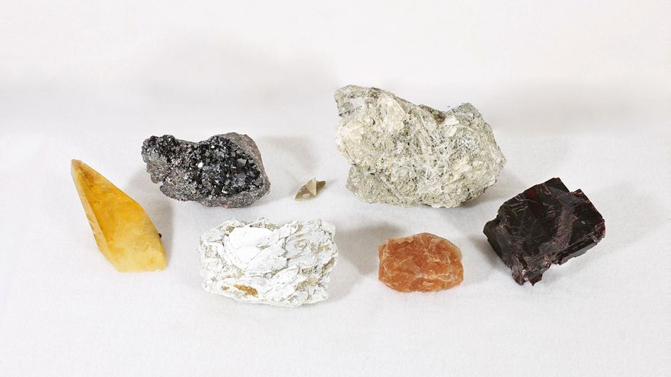 Von der Erde stammende Beispiele von Mineralien, die in Bennu-Proben gefunden wurden: Im Vordergrund, von links nach rechts: Calcit, Gaylussit, Sylvit mit Halit, Villiaumit