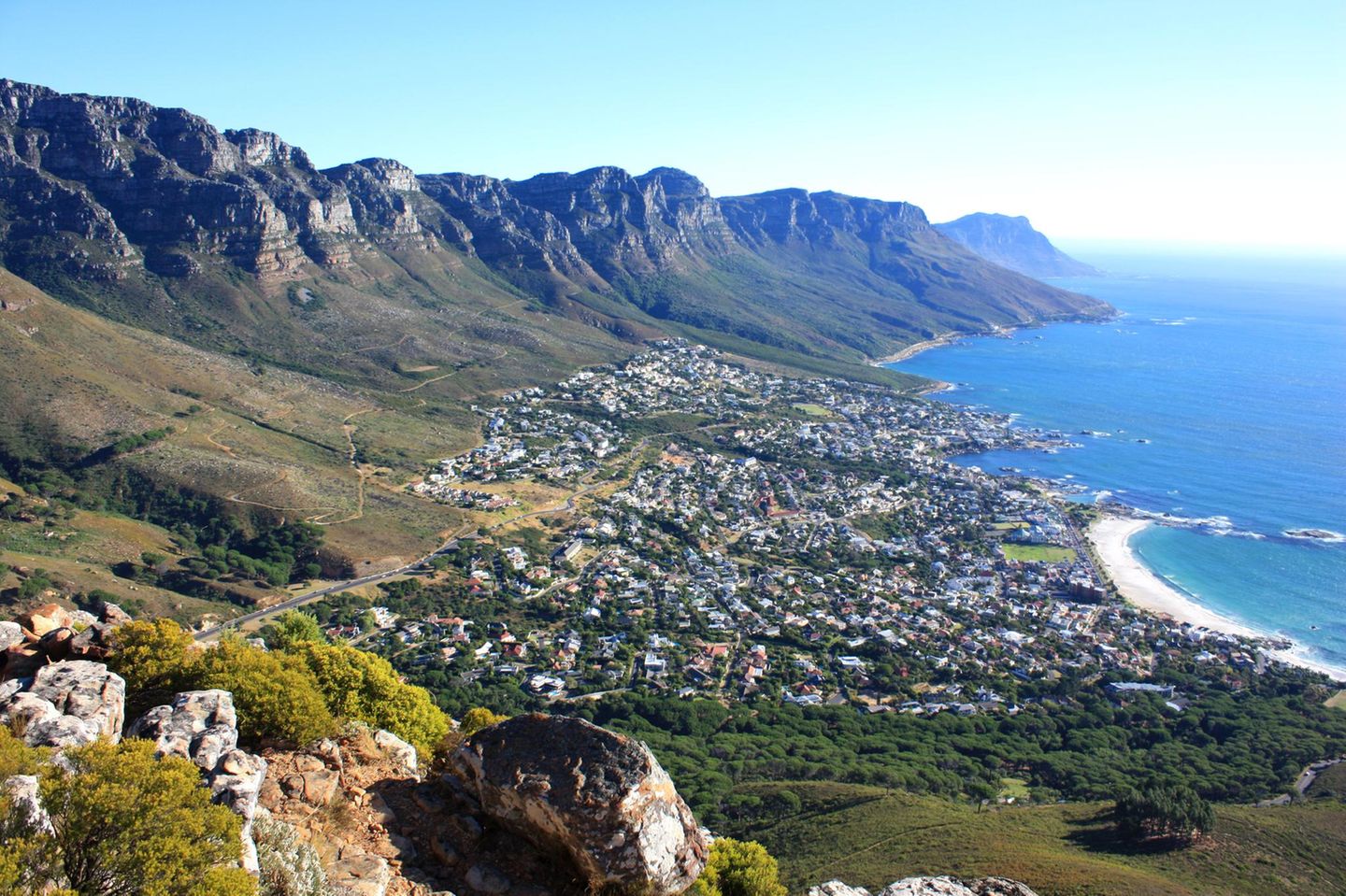 Lion's Head, Südafrika Camps Bay bei Kapstadt vom Lions Head aus gesehen