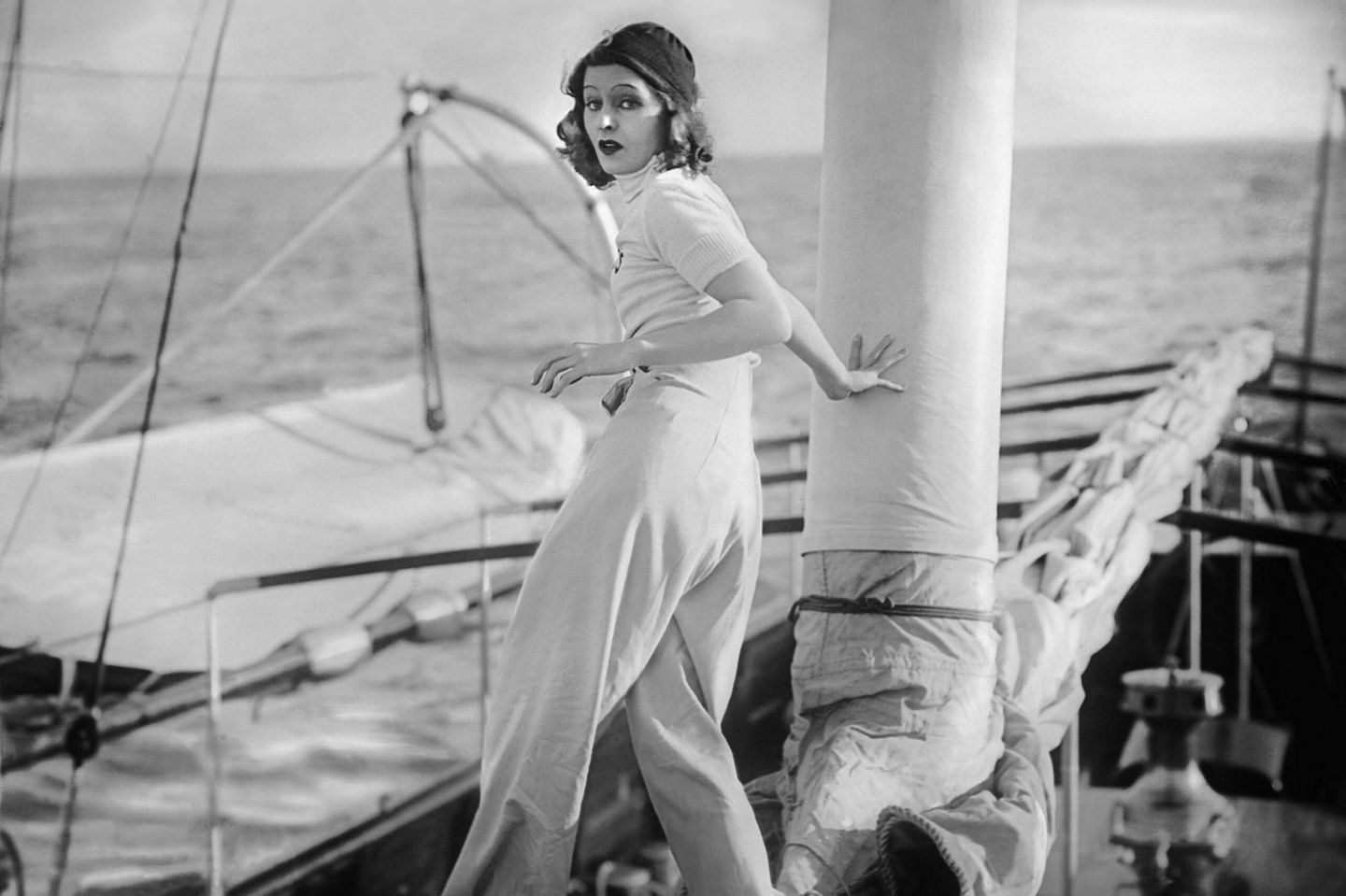 Lilian Harvey steht auf einem Boot