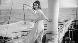 Lilian Harvey steht auf einem Boot