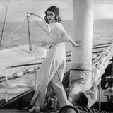 Lilian Harvey steht auf einem Boot
