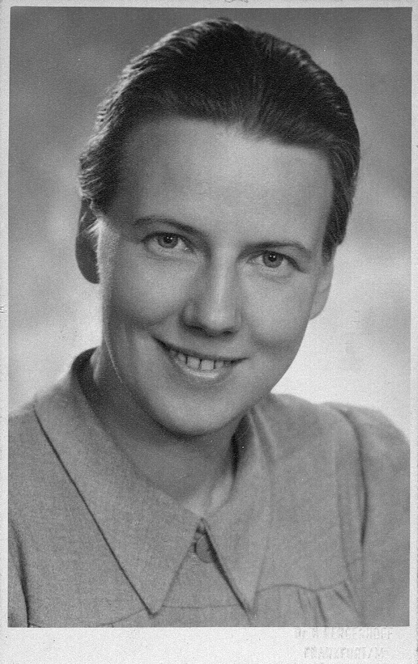 Anna Beyer lächelt in Kamera