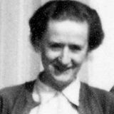 Margarethe von Oven lächelt in Kamera