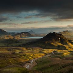 Leere Berglandschaft im Abendlicht, den See sieht man ganz hinten.