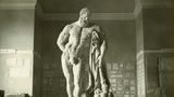 Statue einen nackten Mannes in einem Museum