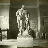 Statue einen nackten Mannes in einem Museum