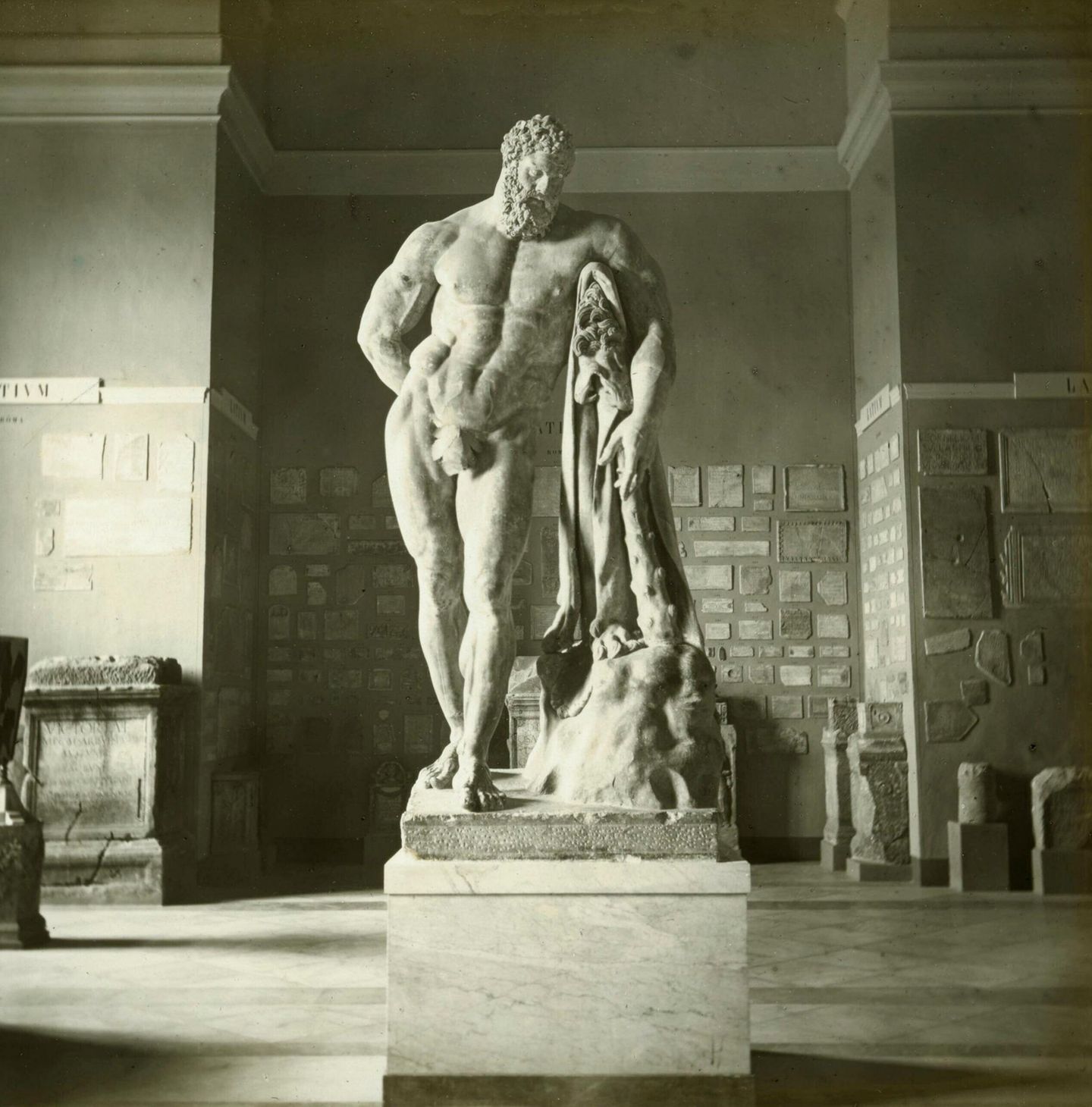 Stark wie Herkules Statue einen nackten Mannes in einem Museum