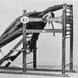 Ein Mann hängt seitlich in einer komplizierten Apparatur