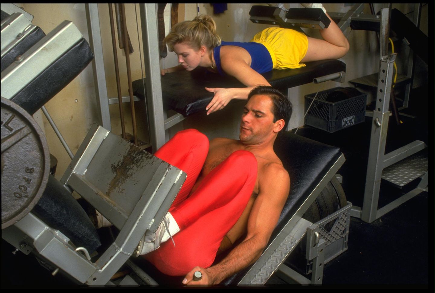 Ein Mann und eine Frau machen Übungen an Fitnessgeräten