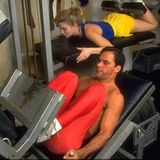 Ein Mann und eine Frau machen Übungen an Fitnessgeräten