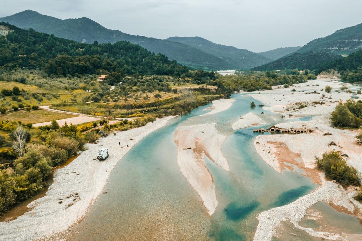 Camper Van an einem griechischen Flussbett