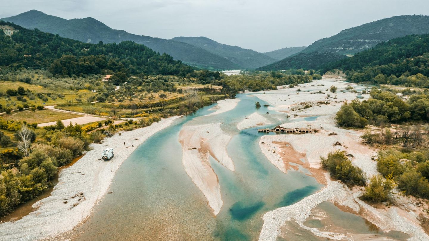 Aus Österreich in die Welt Camper Van an einem griechischen Flussbett