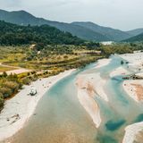Camper Van an einem griechischen Flussbett