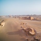 Vogelperspektive eines Camping-Trucks in einer verlassenen iranischen Landschaft