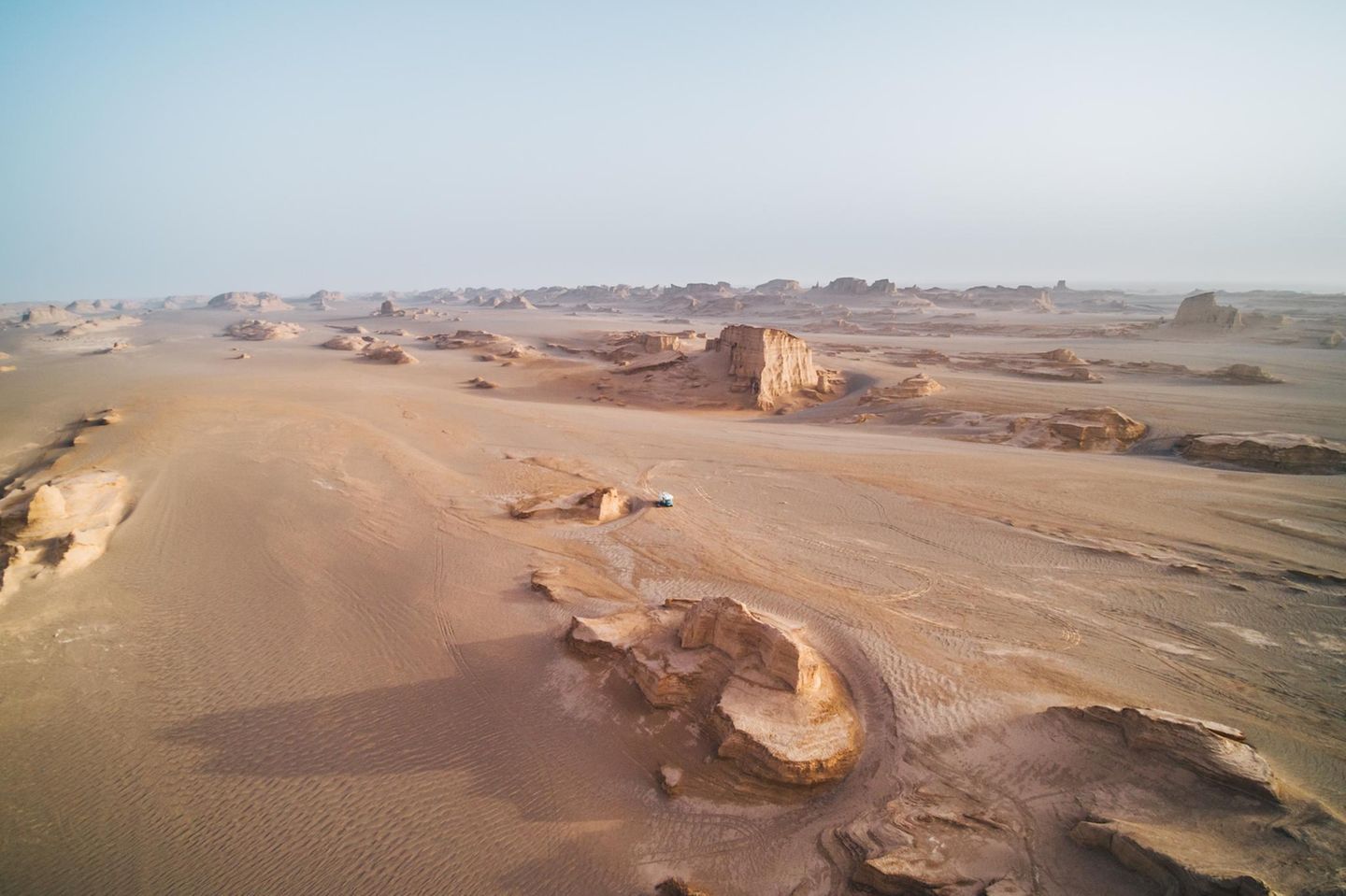 Vogelperspektive eines Camping-Trucks in einer verlassenen iranischen Landschaft