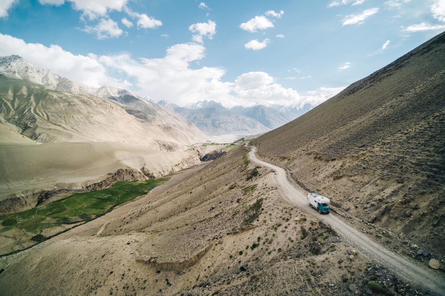 Van befährt einen Bergpass im Pamirgebirge