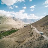 Van befährt einen Bergpass im Pamirgebirge