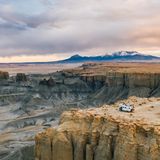Camper-Van parkt an einer Klippe in rauer Landschaft