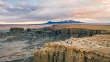 Camper-Van parkt an einer Klippe in rauer Landschaft