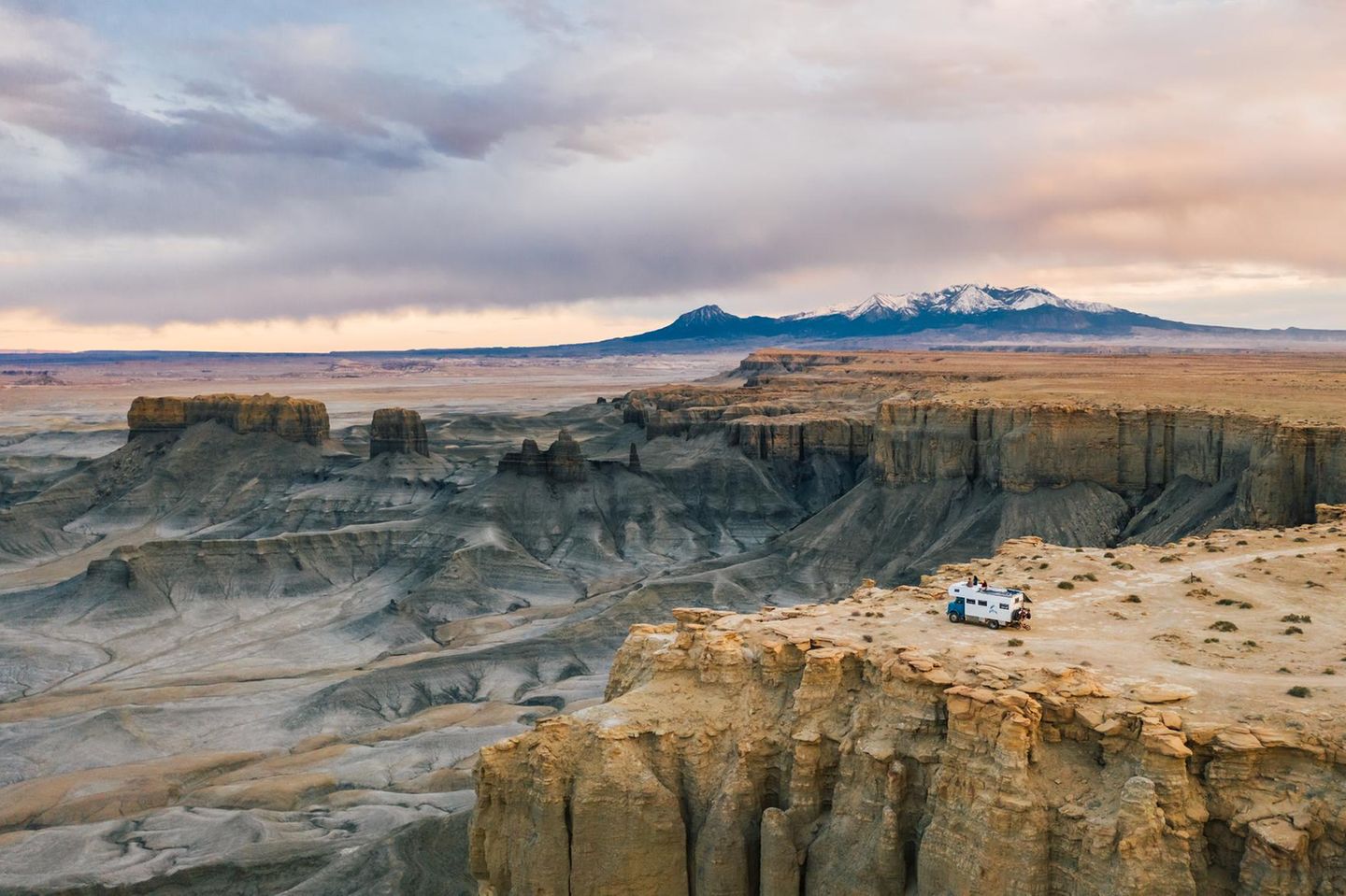 Camper-Van parkt an einer Klippe in rauer Landschaft