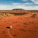 Van auf der Straße zum Uluru