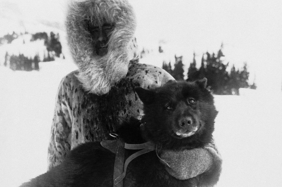 Gunnar Kaasen mit seinem Hund Balto im Schnee 1.2681