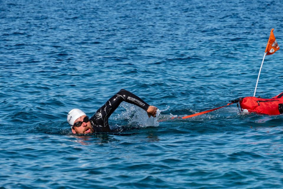 Jonas Deichmann schwimmend 1.8028