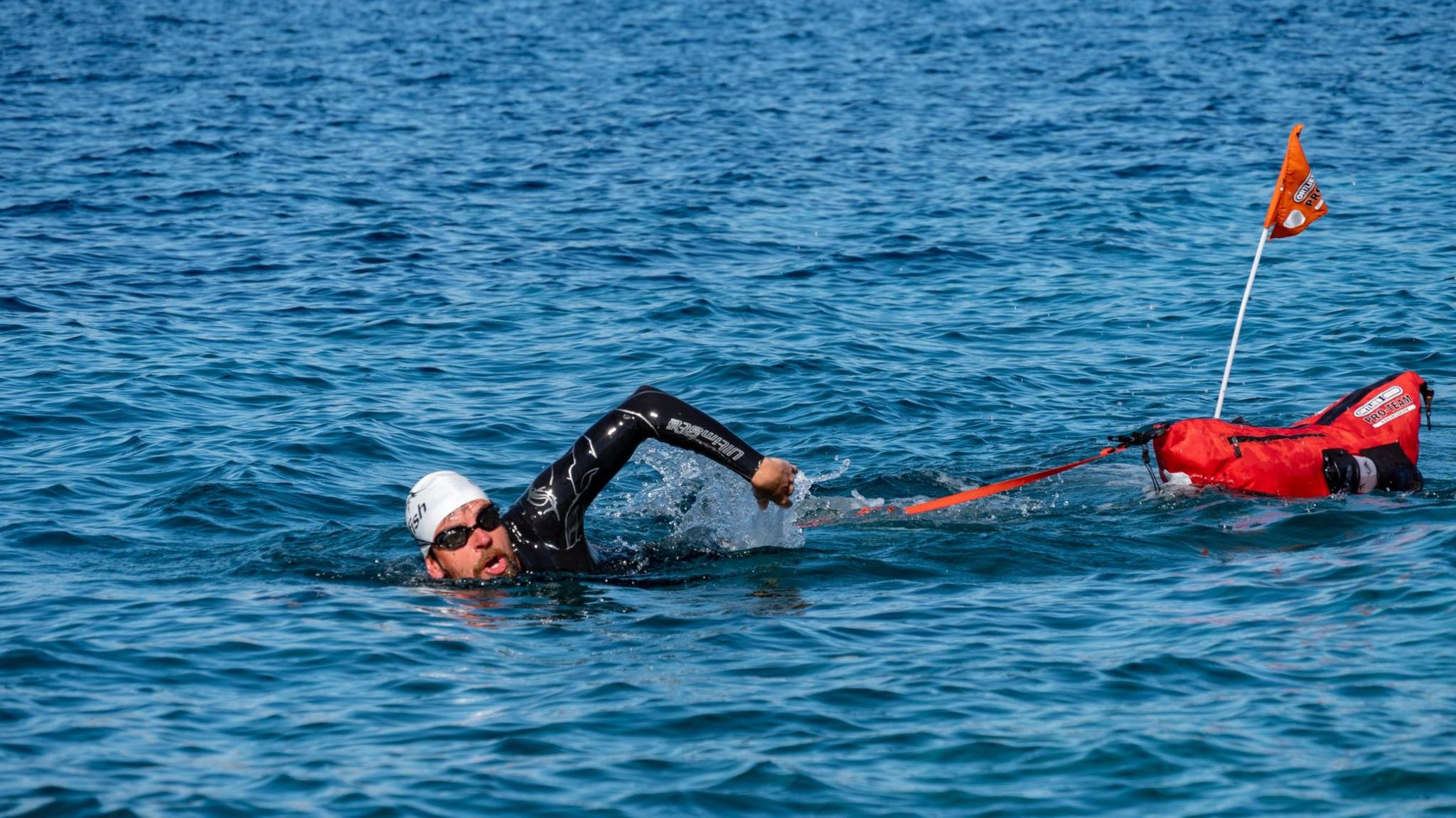 Jonas Deichmann schwimmend
