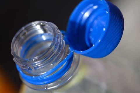 Am häufigsten fand das Forschungsteam in den Gewebeproben Partikel aus Polyethylen, das für Folien und Flaschen verwendet wird.
