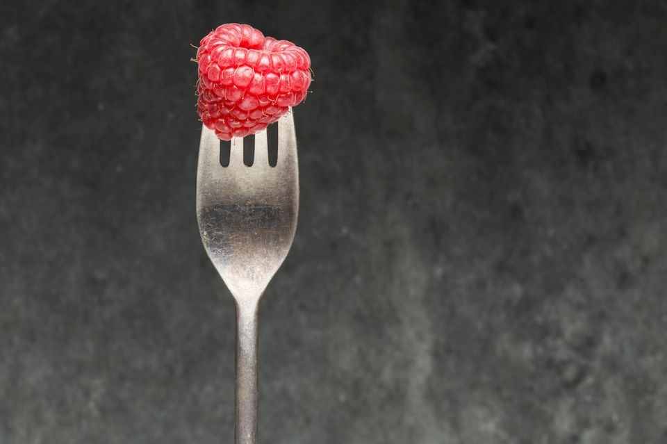 Heutzutage ist in Europa ein gedeckter Tisch ohne Gabeln kaum vorstellbar. Als aber die Gabel erstmalig auf Tischen lag – vermutlich im alten Rom –, diente sie wohl nur dazu, klebrigen Konfekt oder Obst aufzuspießen 1.5004