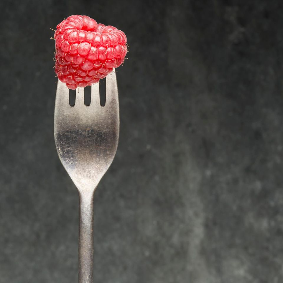Heutzutage ist in Europa ein gedeckter Tisch ohne Gabeln kaum vorstellbar. Als aber die Gabel erstmalig auf Tischen lag – vermutlich im alten Rom –, diente sie wohl nur dazu, klebrigen Konfekt oder Obst aufzuspießen