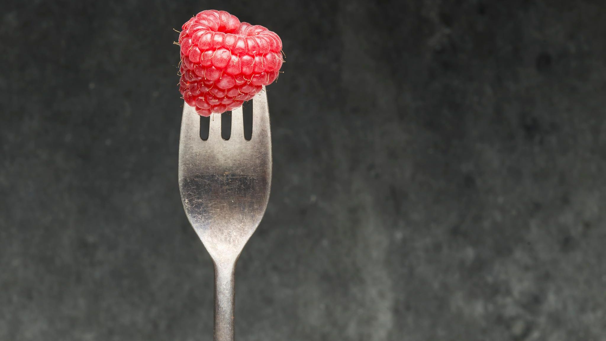 Heutzutage ist in Europa ein gedeckter Tisch ohne Gabeln kaum vorstellbar. Als aber die Gabel erstmalig auf Tischen lag – vermutlich im alten Rom –, diente sie wohl nur dazu, klebrigen Konfekt oder Obst aufzuspießen