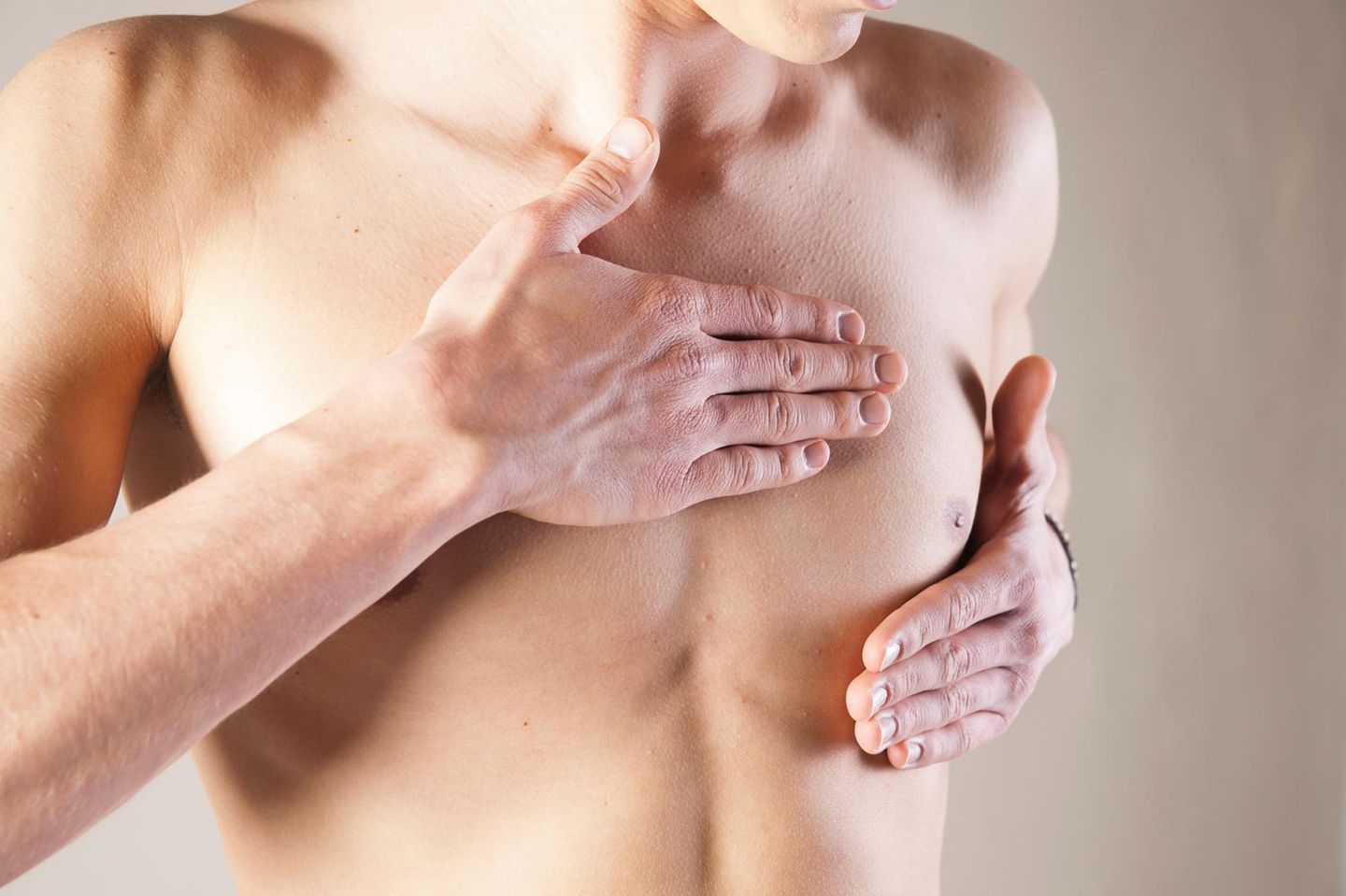 Mann tastet Oberkörper ab