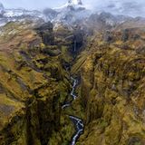 Dem deutschen Fotografen Timo Zilz gelingt es, die facettenreiche Landschaft Islands in einem einzigen Bild einzufangen: Ein Bach schlängelt sich durch sattgrünes Moos, während im Hintergrund schneebedeckte Berggipfel geheimnisvoll in den Nebel ragen.