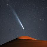 In der Badain-Jaran-Wüste in der Inneren Mongolei gelang dem chinesischen Fotografen Kun Peng Zhu diese fazinierende Aufnahme des Kometen C/2023 A3, der mit seinem leuchtenden Schweif den Nachthimmel erhellt.