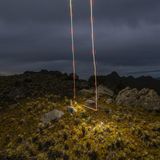 Unter dem sternenklaren Himmel des kolumbianischen Gebirgsmassivs Sumapaz-Páramo erhebt sich eine leuchtende Tür – ein symbolisches Portal zu Pachamama. Für die indigenen Völker, die einst hier lebten, war dieser heilige Ort Schauplatz langer Wanderungen und Rituale. Das Lichtschauspiel in der Dunkelheit erinnert an die spirituelle Verbindung zwischen Mensch und Natur.