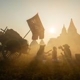 Fotograf Zay Yar Lin hält mit dieser Fotografie das beschauliche Frühstücksritual einer Bauernfamilie fest. Im goldenen Licht der Morgensonne stärken sich die drei, nachdem sie seit den frühen Morgenstunden auf einem Reisfeld im alten Bagan, in Myanmar, gearbeitet haben.