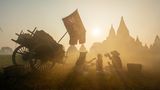 Fotograf Zay Yar Lin hält mit dieser Fotografie das beschauliche Frühstücksritual einer Bauernfamilie fest. Im goldenen Licht der Morgensonne stärken sich die drei, nachdem sie seit den frühen Morgenstunden auf einem Reisfeld im alten Bagan, in Myanmar, gearbeitet haben.