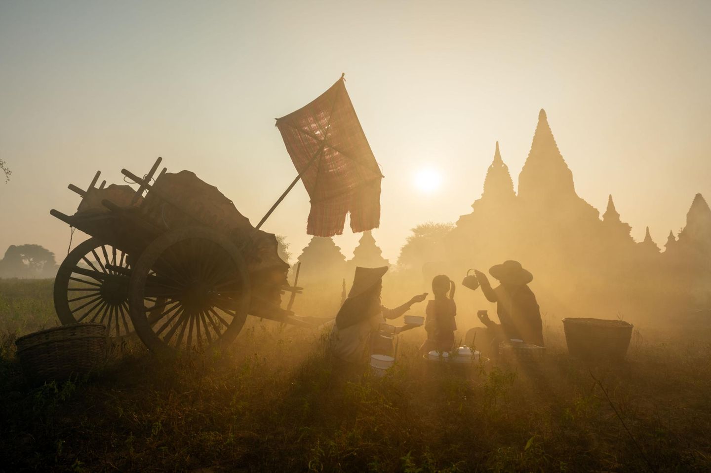 Fotograf Zay Yar Lin hält mit dieser Fotografie das beschauliche Frühstücksritual einer Bauernfamilie fest. Im goldenen Licht der Morgensonne stärken sich die drei, nachdem sie seit den frühen Morgenstunden auf einem Reisfeld im alten Bagan, in Myanmar, gearbeitet haben.