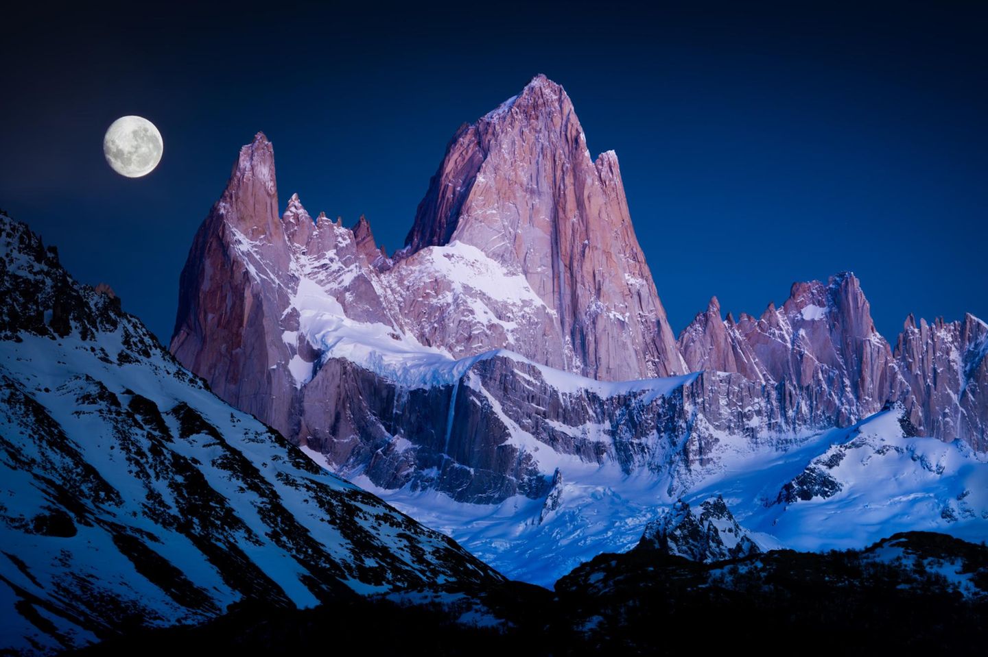 Als die ersten Sonnenstrahlen den Gipfel des Monte Fitz Roy in Argentinien erleuchten, fängt der preisgekrönte Fotograf Lior Berman Fernández die malerische Landschaft in dieser preisgekrönten Aufnahme ein. Die rosa Schattierungen auf den Granitwänden kontrastieren mit den tiefblauen Winterhimmelfarben und setzen den vollen Mond eindrucksvoll in Szene.