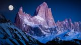 Als die ersten Sonnenstrahlen den Gipfel des Monte Fitz Roy in Argentinien erleuchten, fängt der preisgekrönte Fotograf Lior Berman Fernández die malerische Landschaft in dieser preisgekrönten Aufnahme ein. Die rosa Schattierungen auf den Granitwänden kontrastieren mit den tiefblauen Winterhimmelfarben und setzen den vollen Mond eindrucksvoll in Szene.
