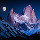 Als die ersten Sonnenstrahlen den Gipfel des Monte Fitz Roy in Argentinien erleuchten, fängt der preisgekrönte Fotograf Lior Berman Fernández die malerische Landschaft in dieser preisgekrönten Aufnahme ein. Die rosa Schattierungen auf den Granitwänden kontrastieren mit den tiefblauen Winterhimmelfarben und setzen den vollen Mond eindrucksvoll in Szene.