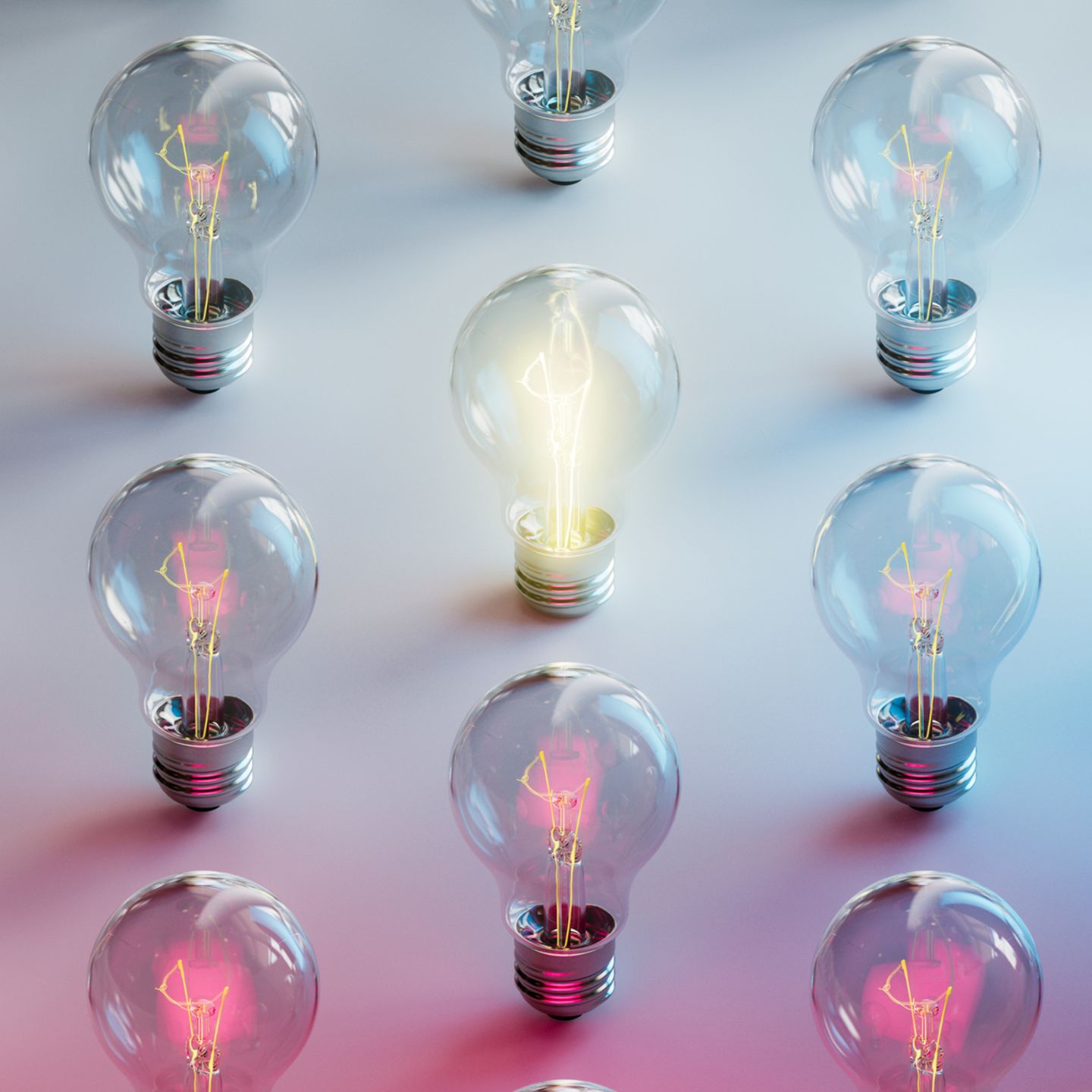 Eine leuchtende Glühbirne umgeben von nicht leuchtenden Glühbirnen Eine leuchtende Glühbirne umgeben von nicht leuchtenden Glühbirnen