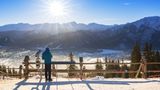 Person schaut auf eine Winterlandschaft