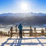 Person schaut auf eine Winterlandschaft