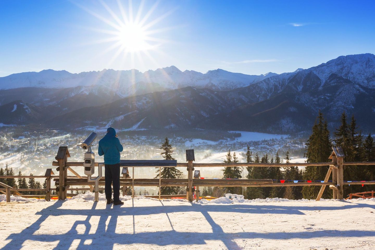 Person schaut auf eine Winterlandschaft