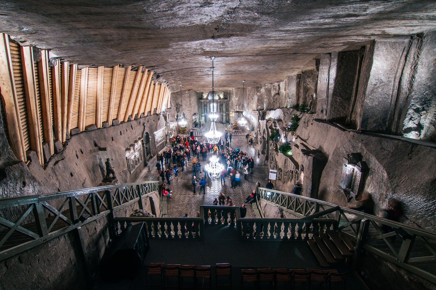 Unterirdischer Salzstock mit Besuchern