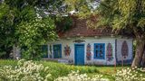 Angemaltes Haus in Sommerlandschaft