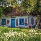 Angemaltes Haus in Sommerlandschaft